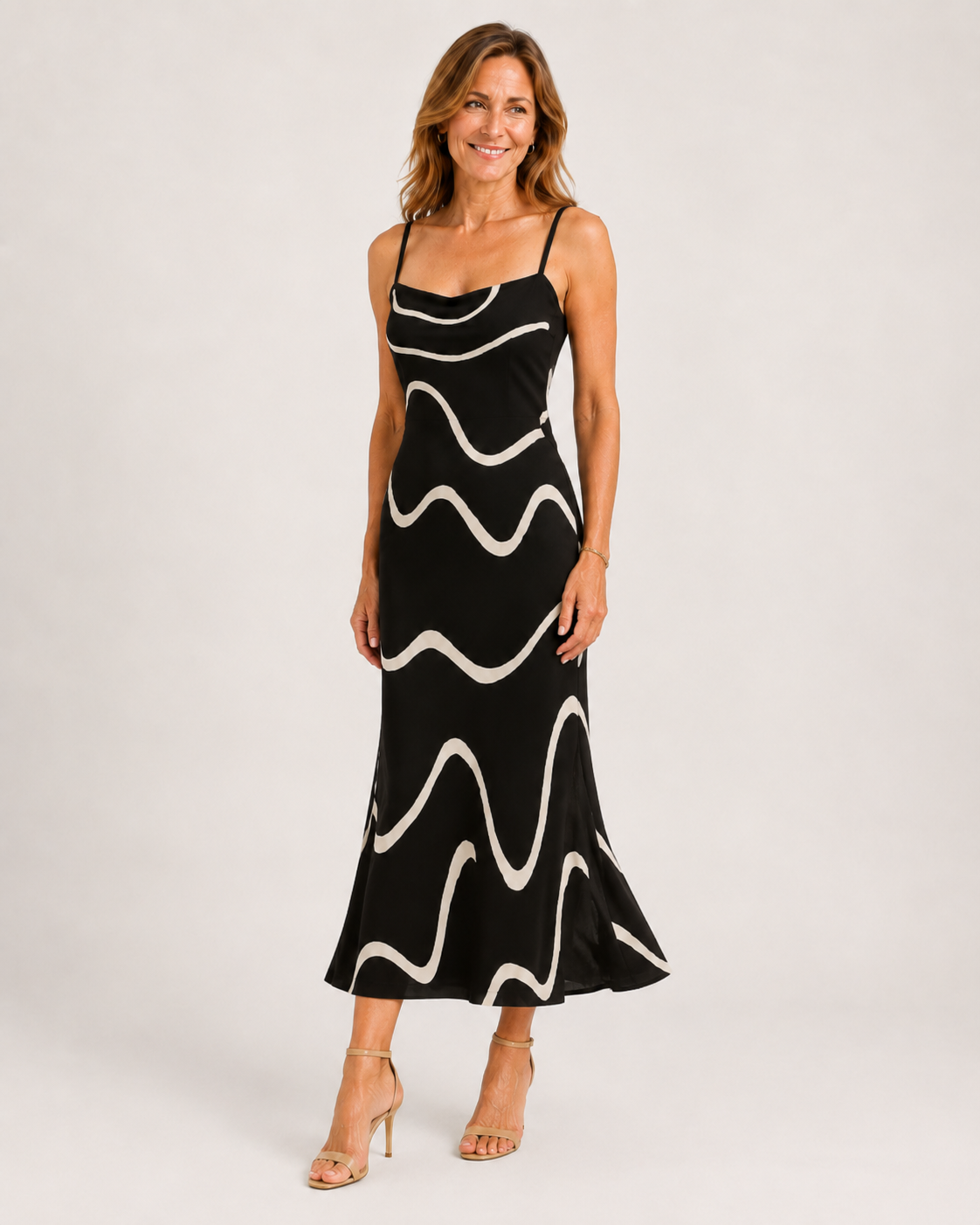 Vestido negro con líneas blancas