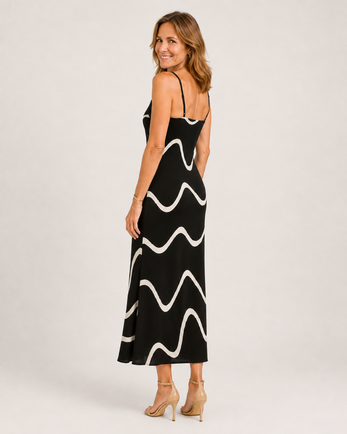 Vestido negro con líneas blancas
