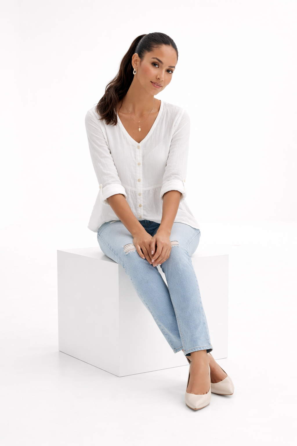 Blusa fluida de escote en V – blanco