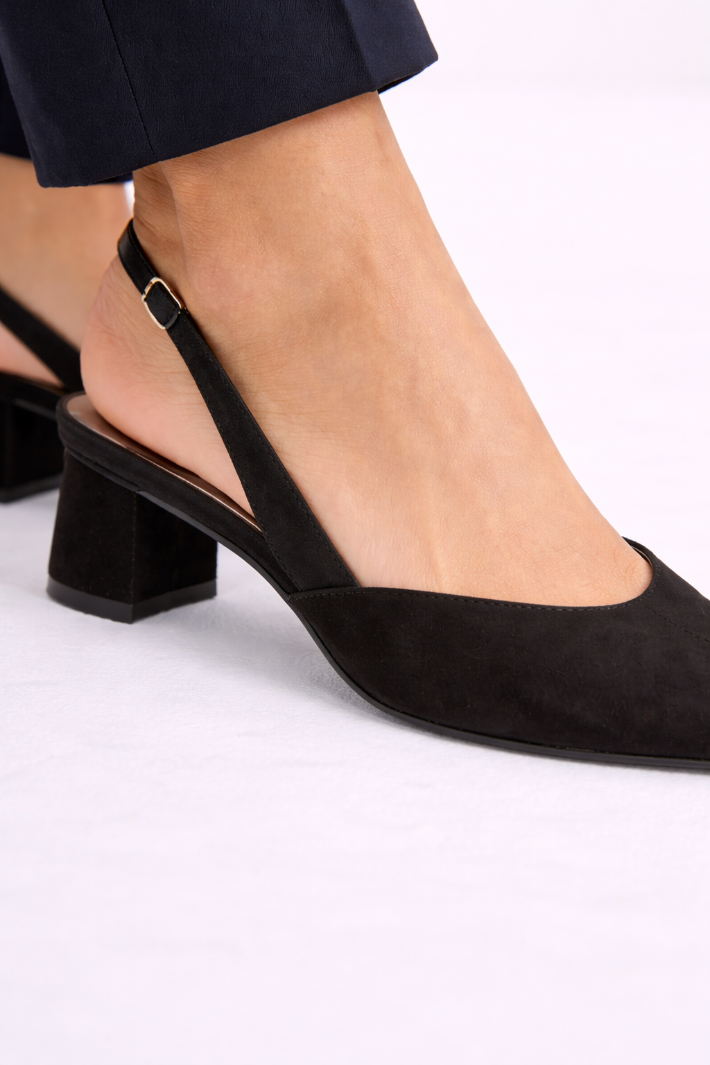Tacones destalonados – negro